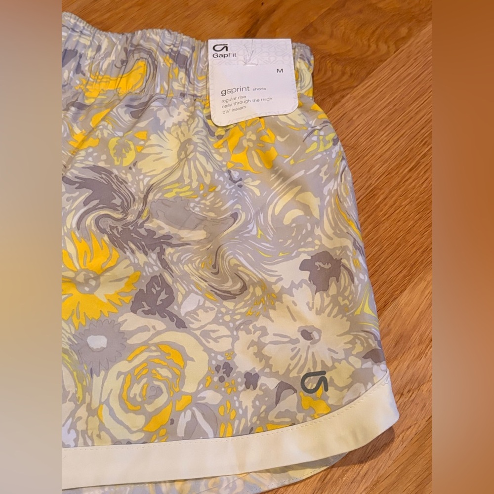 NWT GapFit Running Shorts Women's Medium - Picture 4 of 6